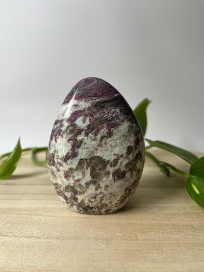 Roze Toermalijn in Kwarts Sculptuur